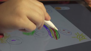 bebek dijital tablet üzerinde çizim