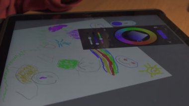 bebek dijital tablet üzerinde çizim