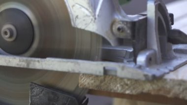 Elektrikli testereyle odun kesmek. Ahşap Çalışması.