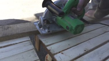 Elektrikli testereyle odun kesmek. Ahşap Çalışması.