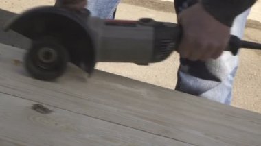 Tahta bir çarşafı öğütücüyle zımparalıyorum. Ahşap Çalışması.