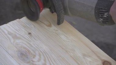 Tahta bir çarşafı öğütücüyle zımparalıyorum. Ahşap Çalışması.