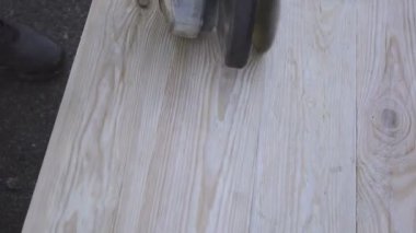 Tahta bir çarşafı öğütücüyle zımparalıyorum. Ahşap Çalışması.