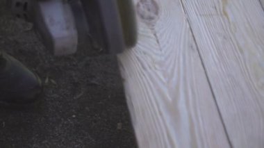 Tahta bir çarşafı öğütücüyle zımparalıyorum. Ahşap. Yavaş çekim