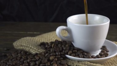 Kaba ahşap arka planda bir fincan kahve.