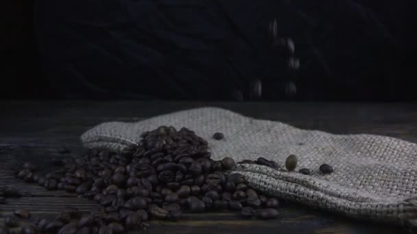 Ziarna Kawy Spadają Drewnianą Powierzchnię Zwolniony Ruch — Wideo stockowe