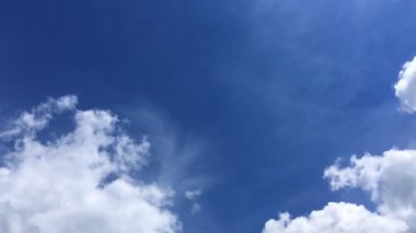 Bulutlu mavi gökyüzü zaman aşımı