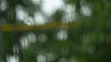 Pencere camına yağmur yağıyor.