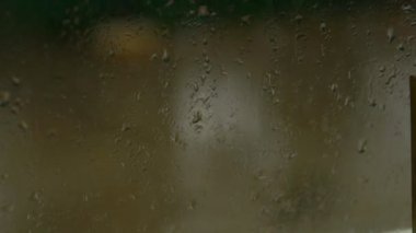 Pencere camına yağmur yağıyor.