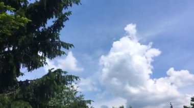 Bulutlu mavi gökyüzü zaman aşımı