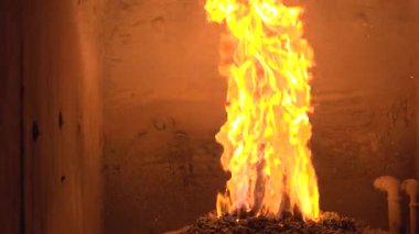 Fırında ateş yanıyor.