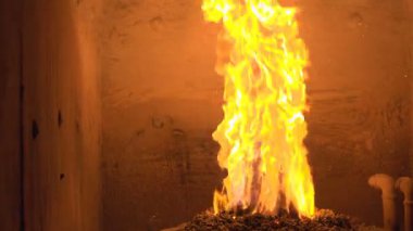 Fırında ateş yanıyor.