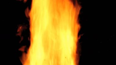 Yanan Ateş. Büyük ateş geceleri duman ve kıvılcımlarla yanıyor..