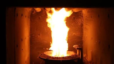 Fırında yangın var. Isıtma için fırın. Isıtma sistemi.