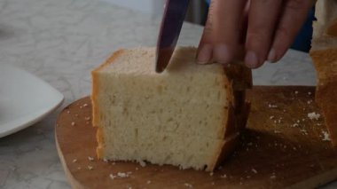 Kadın mutfakta ekmek keser