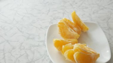 Mutfak masasında portakal dilimleri