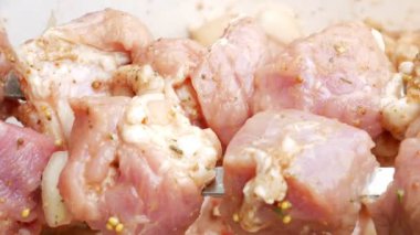 Şef şişe et bağlamış.