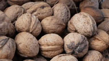 İnsan eli kutuya ceviz koyar.