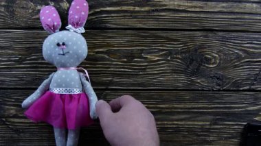 Ahşap bir arka planda oyuncak peluş tavşan