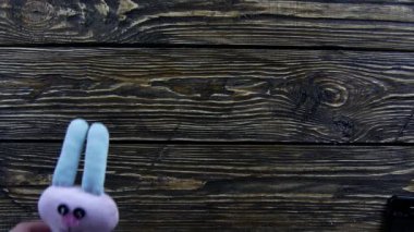 Ahşap bir arka planda oyuncak peluş tavşan