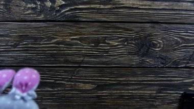 Ahşap bir arka planda oyuncak peluş tavşan 