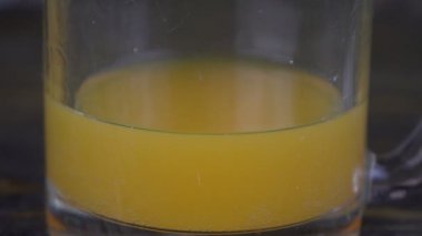 Bardağa portakal suyu dök. Yavaş çekim görüntüleri