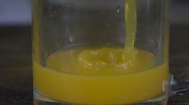 Bardağa portakal suyu dök. Yavaş çekim görüntüleri