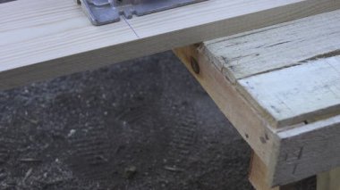 Elektrikli testereyle odun kesmek. Ahşap Çalışması.