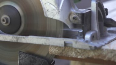 Elektrikli testereyle odun kesmek. Ahşap Çalışması.