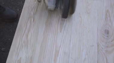 Tahta bir çarşafı öğütücüyle zımparalıyorum. Ahşap Çalışması.