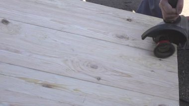 Tahta bir çarşafı öğütücüyle zımparalıyorum. Ahşap Çalışması.