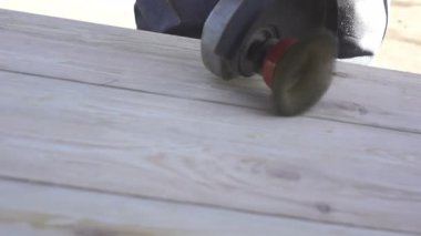 Tahta bir çarşafı öğütücüyle zımparalıyorum. Ahşap Çalışması.