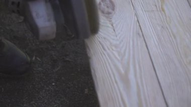 Tahta bir çarşafı öğütücüyle zımparalıyorum. Ahşap Çalışması.