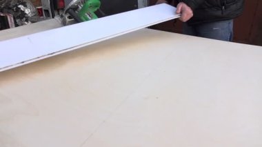 Kesmek için işçi ölçüm tahtası