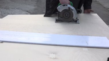 Elektrikli testereyle odun kesmek. Ahşap Çalışması.