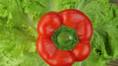 Dönen bir arka planda marul ve tatlı dolma biber