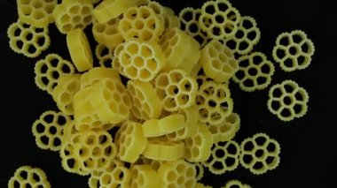 Dönen arkaplanda makarna