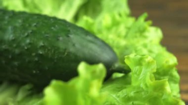 Dönen arka planda marul ve salatalıklar