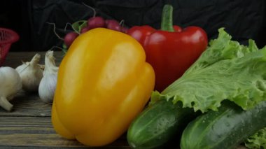 Tahta arka planda taze sebzeler