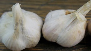 Tahta arka planda taze sarımsak.