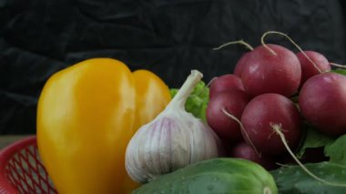 Tahta arka planda taze sebzeler