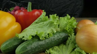 Tahta arka planda taze sebzeler