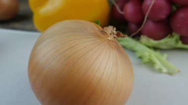 ahşap arka plan üzerinde taze soğan