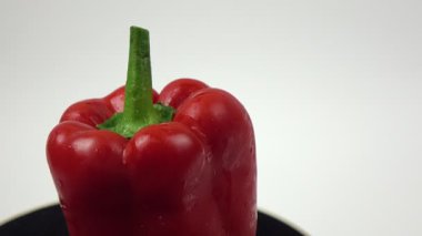 Dönen bir arka planda tatlı dolma biber