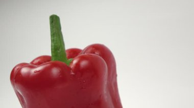 Dönen bir arka planda tatlı dolma biber