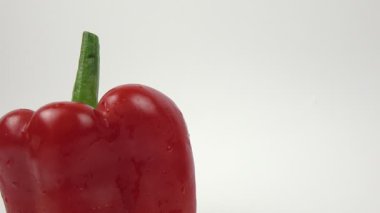 Dönen bir arka planda tatlı dolma biber