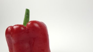 Dönen bir arka planda tatlı dolma biber