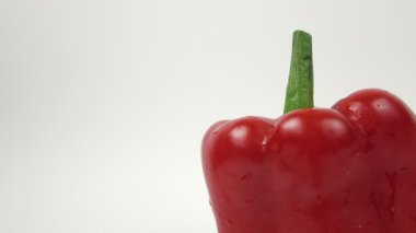 Dönen bir arka planda tatlı dolma biber