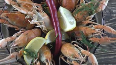 Ahşap zemin üzerinde kaynamış kerevit