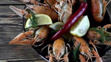 Ahşap zemin üzerinde kaynamış kerevit